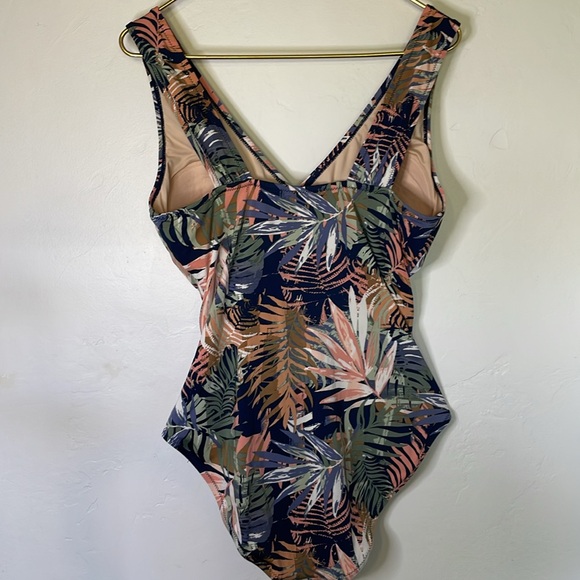 Garnet Hill Ruched V Neck One Piece Swimsuit Size 12 - Picture 5 of 12